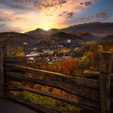 Mountain Eden, Hot Tub, Resort Pool, Wifi, 1089 Free Tickets Each Paid Day, Dollywood And More Gatlinburg Kültér fotó
