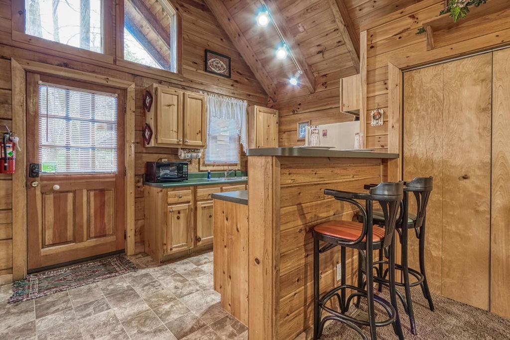 Mountain Eden, Hot Tub, Resort Pool, Wifi, 1089 Free Tickets Each Paid Day, Dollywood And More Gatlinburg Kültér fotó