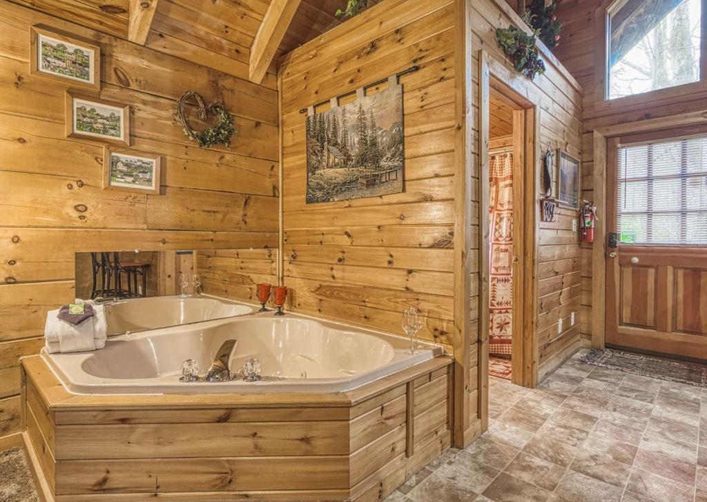 Mountain Eden, Hot Tub, Resort Pool, Wifi, 1089 Free Tickets Each Paid Day, Dollywood And More Gatlinburg Kültér fotó